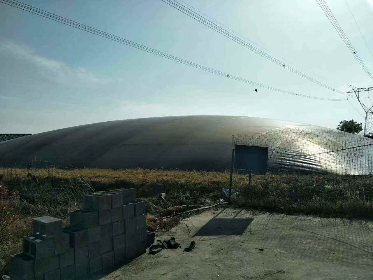 修筑完工的外圍堰鋪設(shè)土工膜表面一定要加寬嗎？