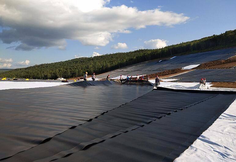 什么情況下土工膜的接縫長度應(yīng)該盡量減短?